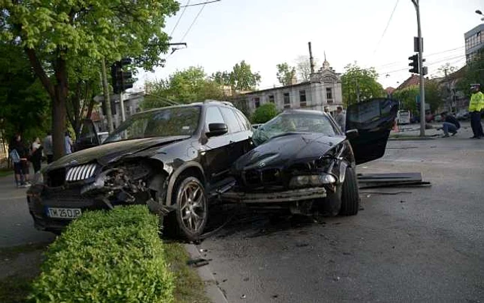 Două persoane au fost rănite, iar cele patru maşini au fost avariate serios. FOTO: pressalert.ro