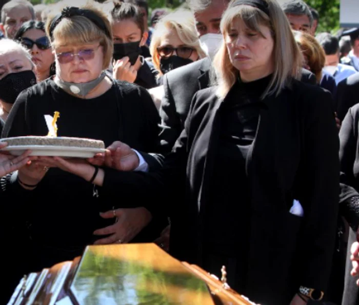 Soția lui Ivan Patzaichin, îndurerată la căpătâiul sportivului, alături de fiica lor, IvonaFoto: Sever Gheorghe