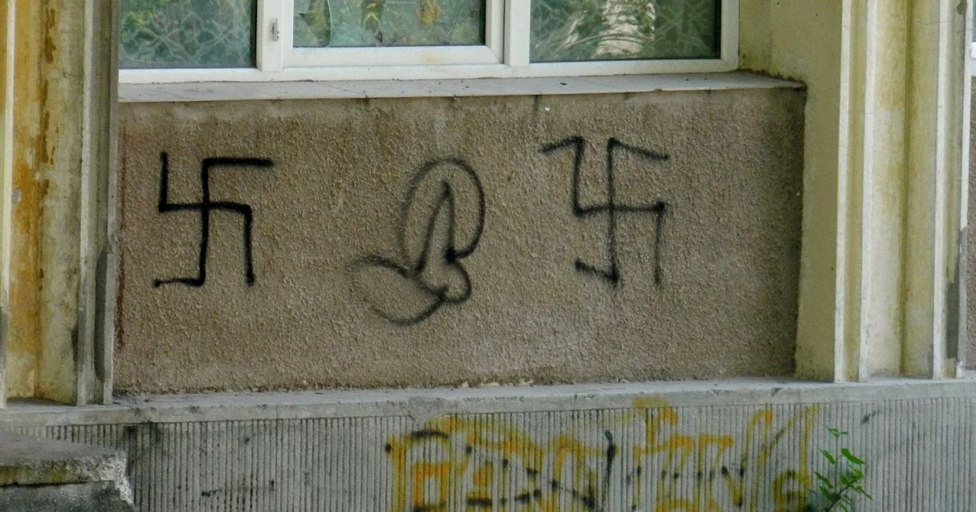 Insemne naziste pe peretii unei grădiniţe din Galaţi. Foto: Costel Crângan