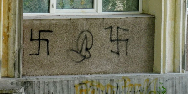 Insemne naziste pe peretii unei grădiniţe din Galaţi. Foto