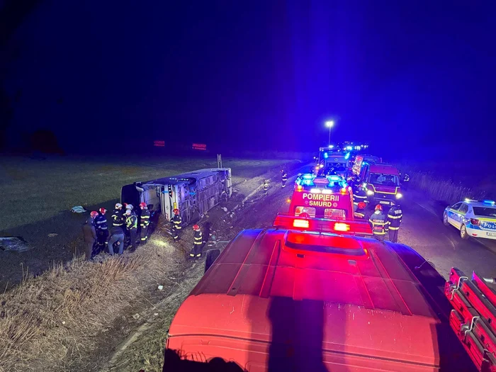 Un autocar s-a răsturnat în această dimineață între Vaslui și Galați / FOTO: ISU Galați