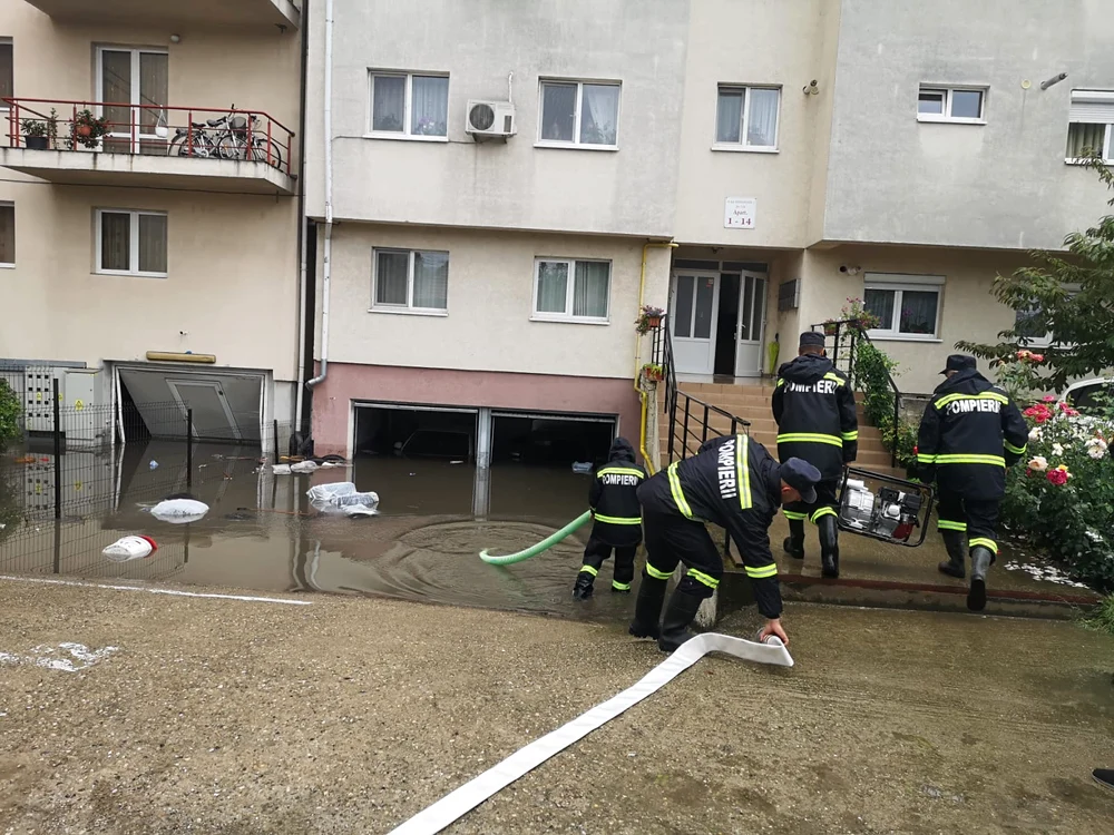 
    Multe subsoluri de bloc au fost inundate, mai ales în CapitalăFotografii: IGSU  
