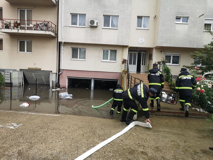 
    Multe subsoluri de bloc au fost inundate, mai ales în CapitalăFotografii: IGSU  