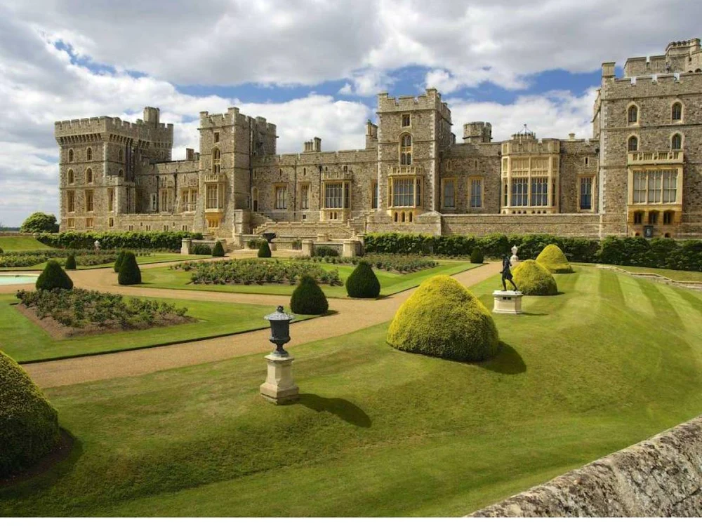 Castelul Windsor- Timp de 900 de ani, castelul a fost reşedinţa regilor şi reginelor Marii Britanii
