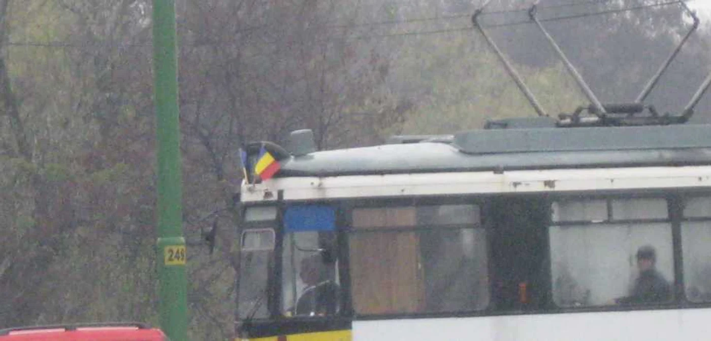 Tramvaiele sunt dotate cu steguleţe
