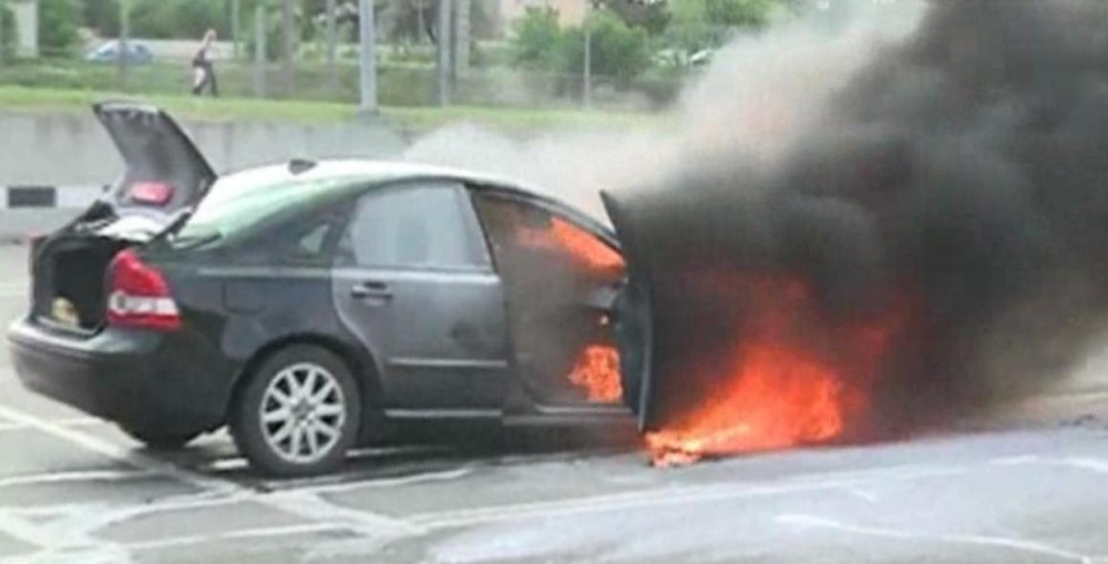 Un autoturism a ars în totalitate după ce a luat foc în mers, pe DE 581