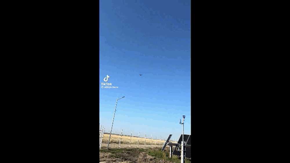 Momentul șocant în care un parașutist militar a rămas agățat de un avion în timpul unui exercițiu. A atârnat în aer aproape două minute