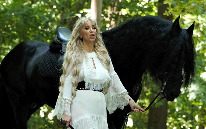 
    Annes și calul frizian din rasa „Perla neagră olandeză” în videoclipul melodiei „Caută-mă”  