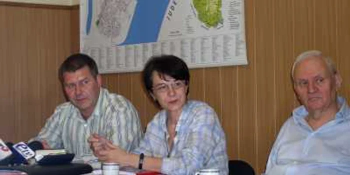 Florian Mateiţă (SC Rominsolv SRL), Adriana Stratulat (Apaterm SA) şi Dumitru Nicolae, primar