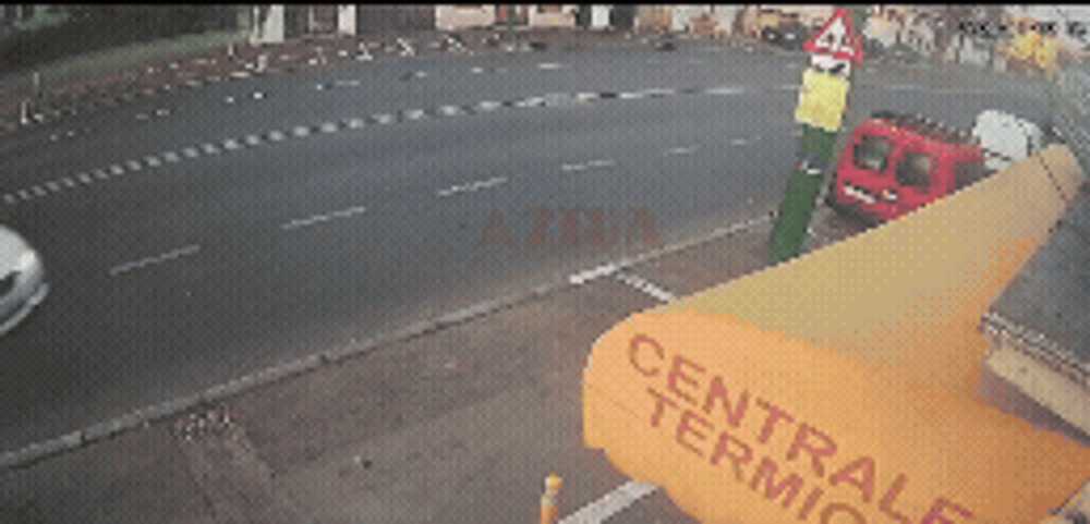 Momentul în care un polițist beat a provocat un accident rutier soldat cu doi răniți și a fugit de la fața locului