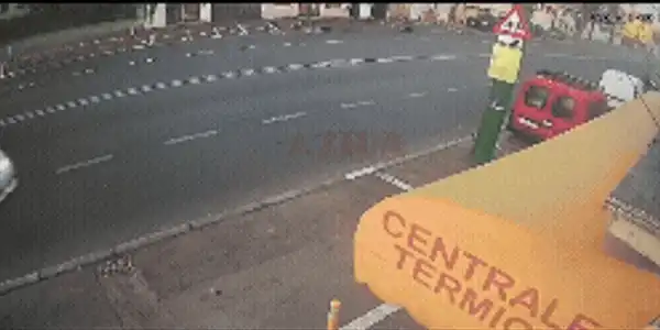 Polițist din Constanța prins băut la volan, accident surprins de camerele de supraveghere 1 gif