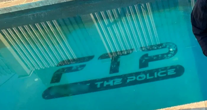 Mesaj inscripționat pe fundul piscinei. Foto: ERSOU/BBC