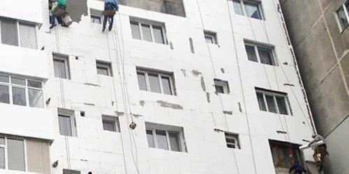 Bacău: Alpiniştii utilitari îşi riscă viaţa pentru 2.000 de lei