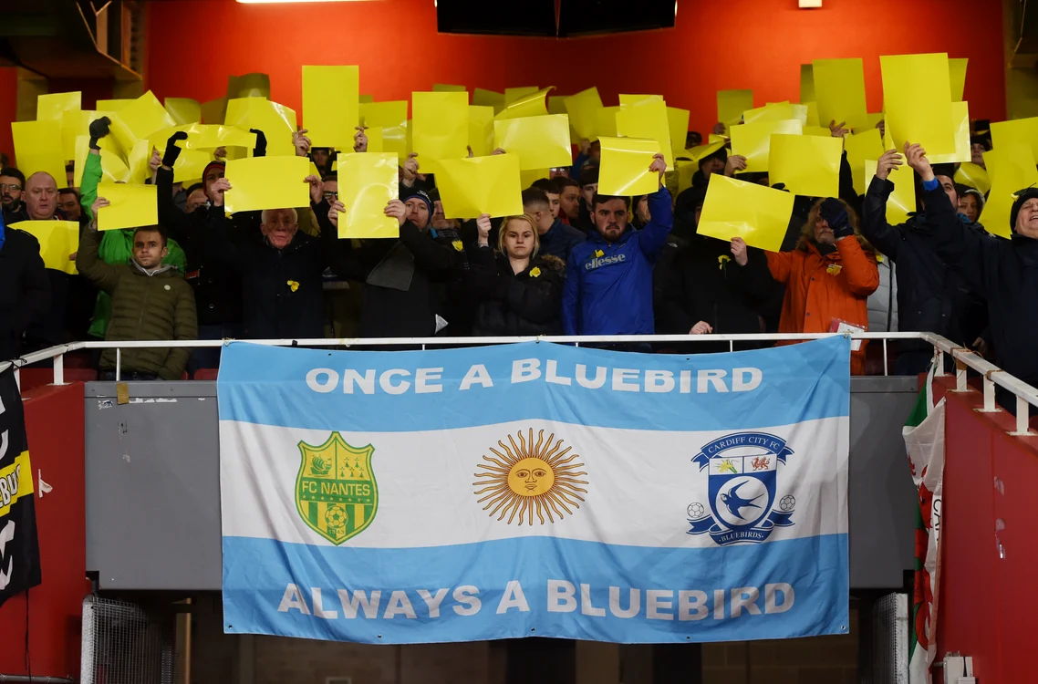 
    Spectatorii de la meciul Arsenal - Cardiff l-au omagiat pe Emiliano SalaFoto: EPA  