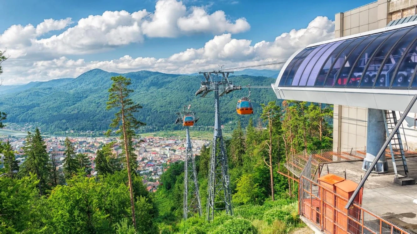 Instalaţia pe cablu pleacă din faţa Gării Piatra Neamţ şi ajunge pe culmea Cozla FOTO Dan Sofronia