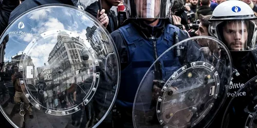 Scutieri supraveghează scena unui protest al extremei drepte în Place de la Bourse Bruxellers Belgia FOTO AP