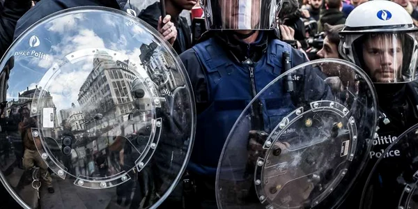 Scutieri supraveghează scena unui protest al extremei drepte în Place de la Bourse Bruxellers Belgia FOTO AP