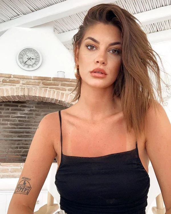 Modelul Laura Giurcanu face parte din Echipa Faimoșilor