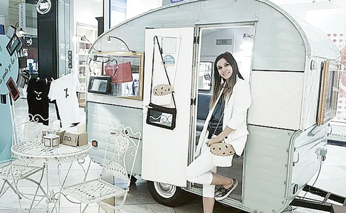 
    Bianca Drăguşanu  caută croitori pentru  atelierul de modă  