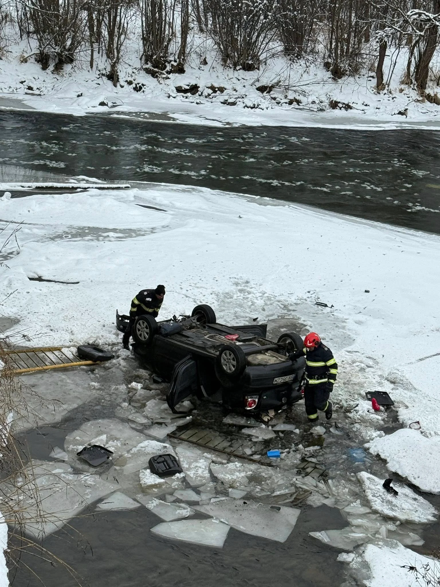 Tragedie în familia unui preot: un băiat a murit după ce mașina condusă de mamă a plonjat în râu. Alți doi frați, în stare gravă