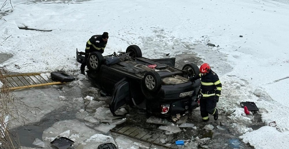 Tragedie în familia unui preot: un băiat a murit după ce mașina condusă de mamă a plonjat în râu. Alți doi frați, în stare gravă