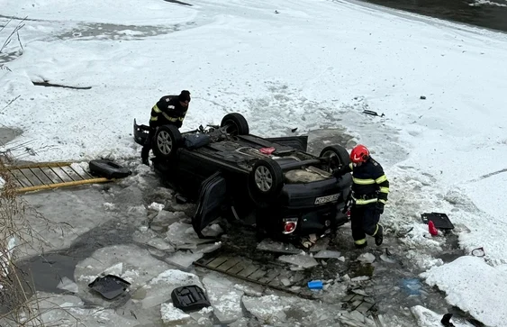 Mașină răsturnată în râu foto: Radio Dorna