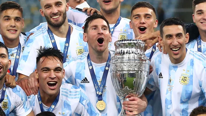 Angel Di Maria, celebrând un alt succes fotbalistic, alături de colegii săi de la națională
