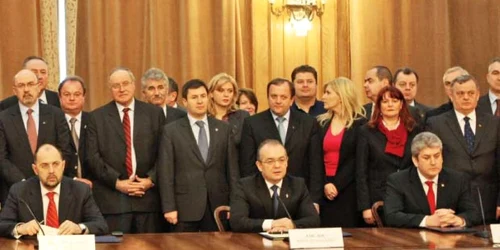 Liderii Coaliţiei au semnat un protocol privind Tratatul de stabilitate  