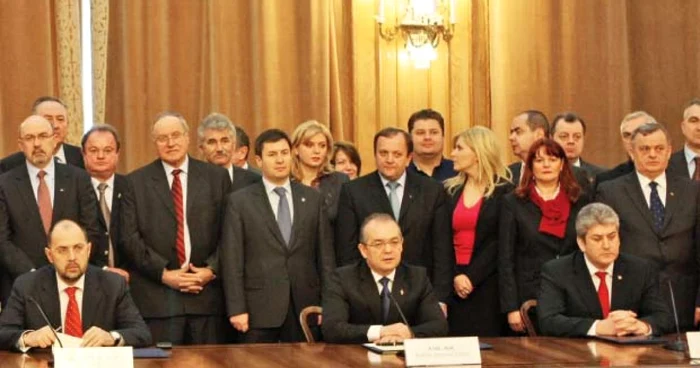 Liderii Coaliţiei au semnat un protocol privind Tratatul de stabilitate