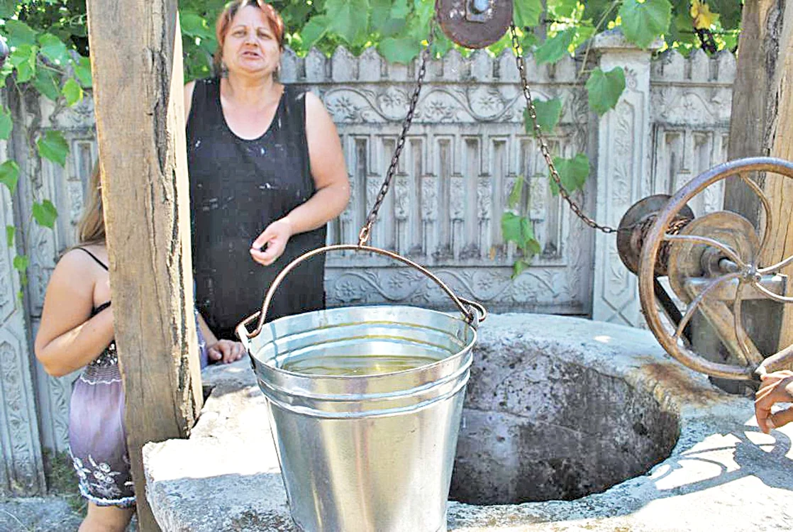 
    Apa din fântâni  are culoarea galbenă  