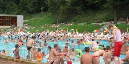 Reşiţa: Reşiţenii au aglomarat ştrandurile din oraş pentru a scăpa de caniculă (GALERIE FOTO)