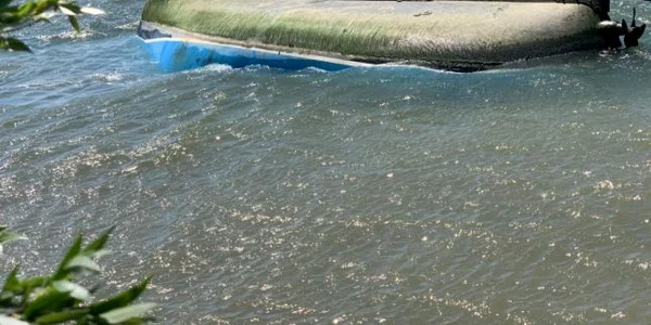 ambarcatiune rasturnata delta foto ISU Tulcea