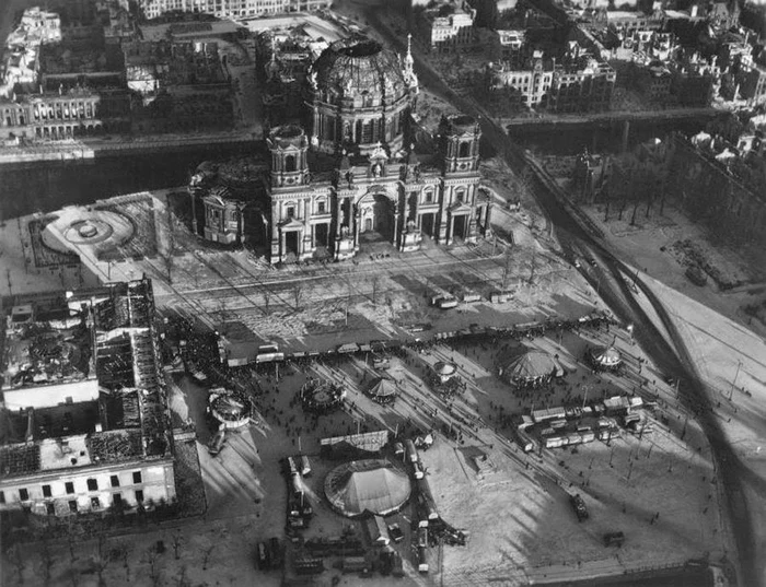 Catedrala din Berlin a luat foc în timpul unui raid aerian din 24 martie 1944. S-a prăbușit, iar podeaua bisericii a cedat, afectând cripta Hohenzollern aflată la subsol.