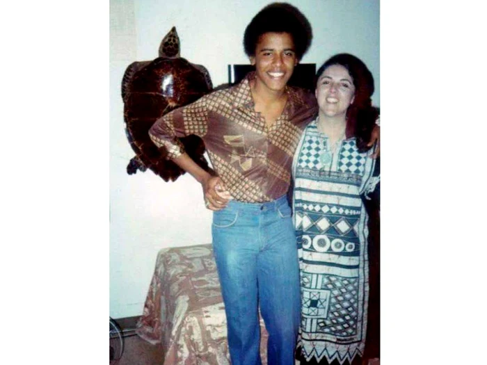 Adolescentul Obama şi mama,  care a murit în 1995.