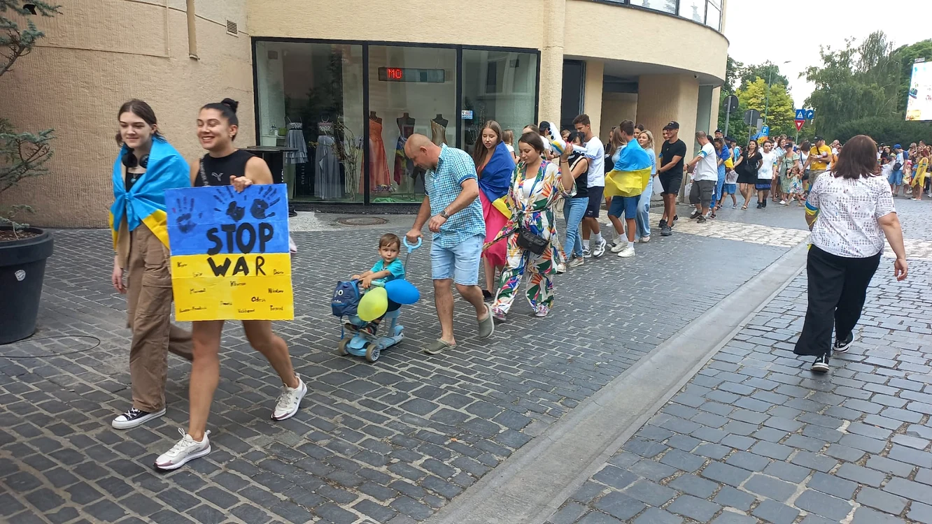 Lanț uman format de ucraineni la Brașov, de ziua țării lor FOTO Ioan Buciumar
