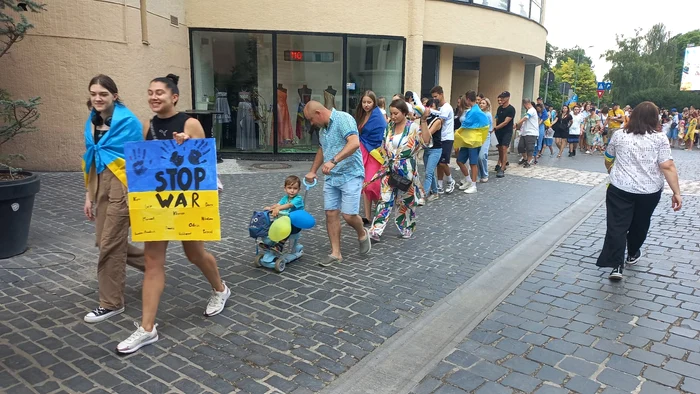 Lanț uman format de ucraineni la Brașov, de ziua țării lor FOTO Ioan Buciumar