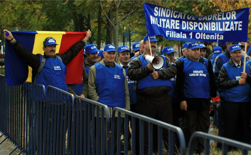Militarii rezerviști „pun tunurile” pe sediile partidelor: „Ne-ați mințit”