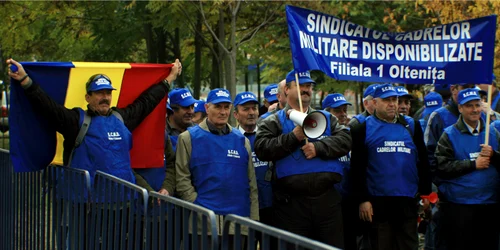 Peste trei mii de militari în rezervă au protestat luni la Palatul Cotroceni Foto: Mircea Paun