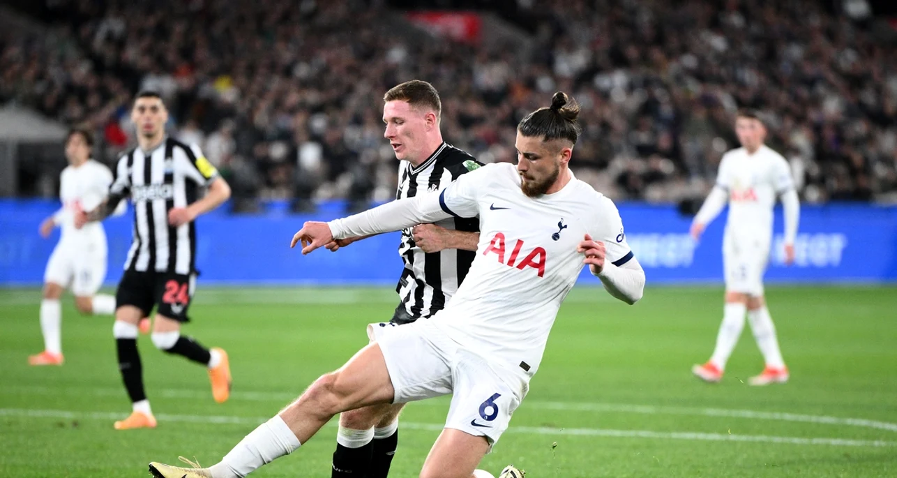 Radu Drăgușin a jucat doar 8 minute la meciul de debut în Europa League. Foto EPA EFE