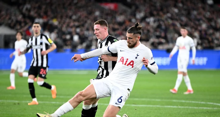 Radu Drăgușin a jucat doar 8 minute la meciul de debut în Europa League. Foto EPA EFE 