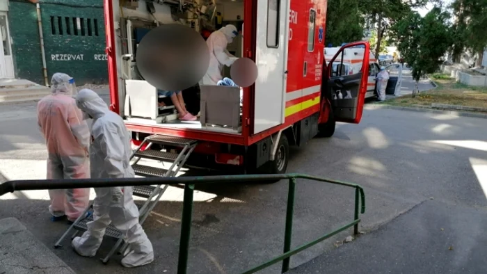 Unui pacient din ambulanţă i s-a făcut rău, după ore bune în care autospeciala a stat în soare FOTO. AM