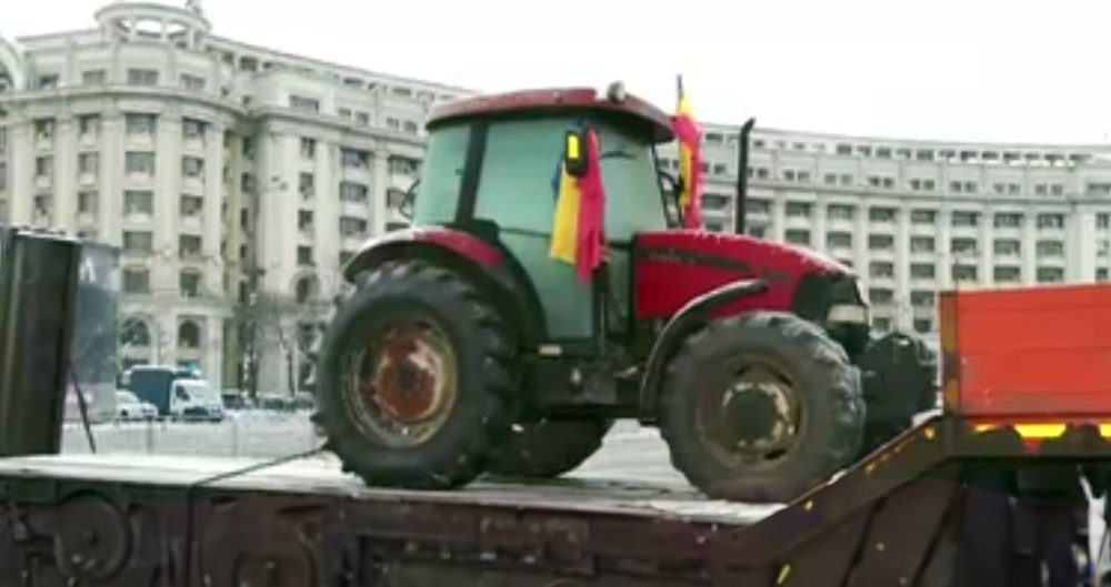 A început protestul fermierilor și transportatorilor în București. În Piața Constituției sunt 5 protestatari și un tractor