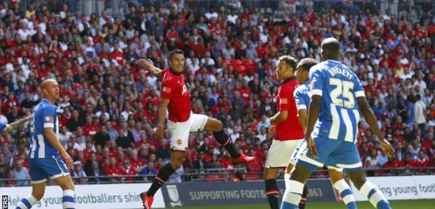 Lovitura de cap cu care Van Persie a deschis scorul. FOTO: Reuters/BBC