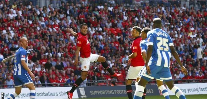 Lovitura de cap cu care Van Persie a deschis scorul. FOTO: Reuters/BBC