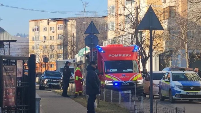 Un bărbat a fost înjunghiat de o adolescentă 