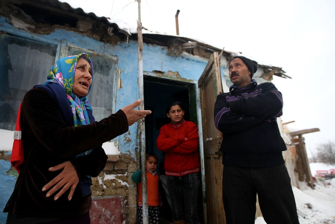 Familia Denisei Novacovici strânge bani din fier vechi pentru a aduce bebeluşul în ţară