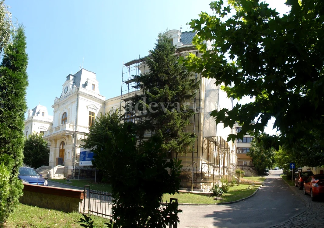 Schelele au împânzit deja o parte a clădirii Muzeului Judeţean Olt din Slatina (FOTO: Mugurel Manea)