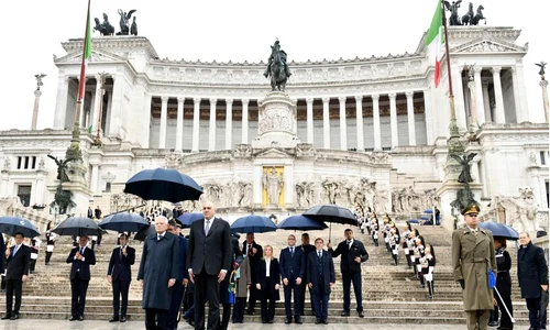 Președintele Republicii Italiene, Sergio Mattarella, și ministrul Apărării, Guido Crosetto, au depus o coroană la Altarul Patriei din Roma, cu ocazia sărbătoririi zilei unității naționale și forțelor armate (© Twitter / Ministero Difesa)
