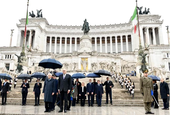 Președintele Republicii Italiene, Sergio Mattarella, și ministrul Apărării, Guido Crosetto, au depus o coroană la Altarul Patriei din Roma, cu ocazia sărbătoririi zilei unității naționale și forțelor armate (© Twitter / Ministero Difesa)