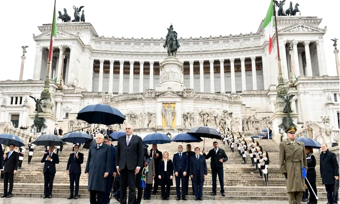 Președintele Republicii Italiene, Sergio Mattarella, și ministrul Apărării, Guido Crosetto, au depus o coroană la Altarul Patriei din Roma, cu ocazia sărbătoririi zilei unității naționale și forțelor armate (© Twitter / Ministero Difesa)